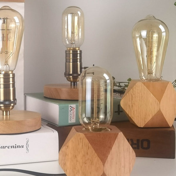 Lumina Caldă a Trecutului: Lampă Vintage cu Bec Edison. Lumina Caldă a Trecutului: Lampă Vintage cu Bec Edison.