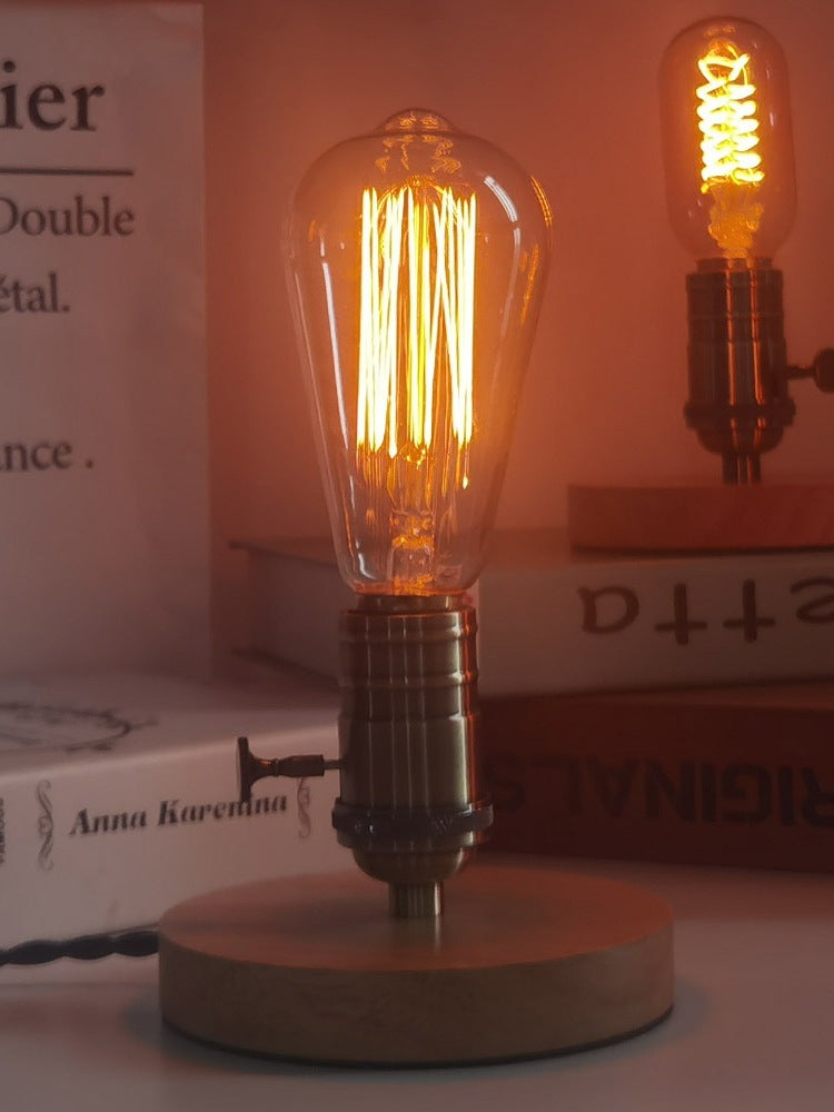 Lumina Caldă a Trecutului: Lampă Vintage cu Bec Edison.