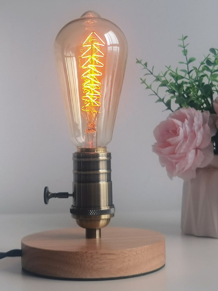 Lumina Caldă a Trecutului: Lampă Vintage cu Bec Edison.