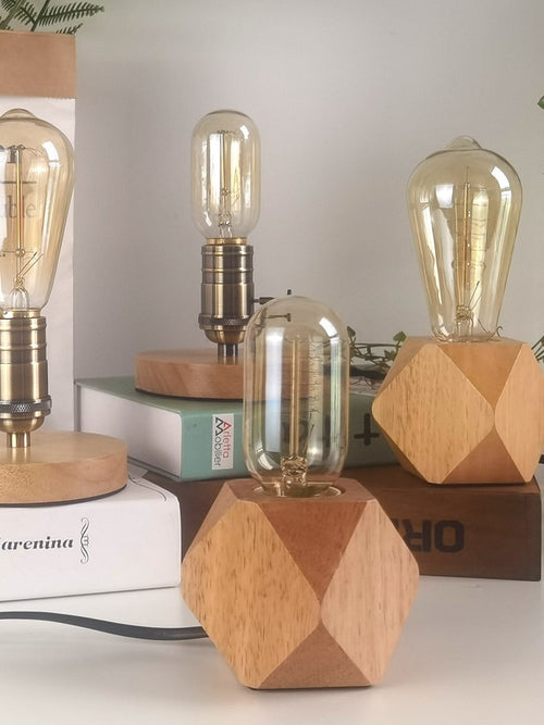 Lumina Caldă a Trecutului: Lampă Vintage cu Bec Edison.